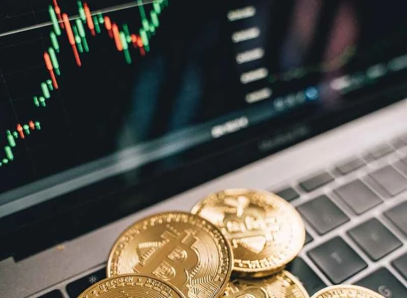 アナリストが大幅な上昇の可能性を予測する中、ビットコインの統合が深まる