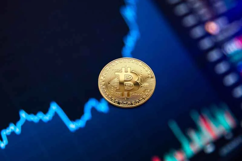 ビットコインと株式のボラティリティ格差が拡大、ペアトレーダーの関心を集める